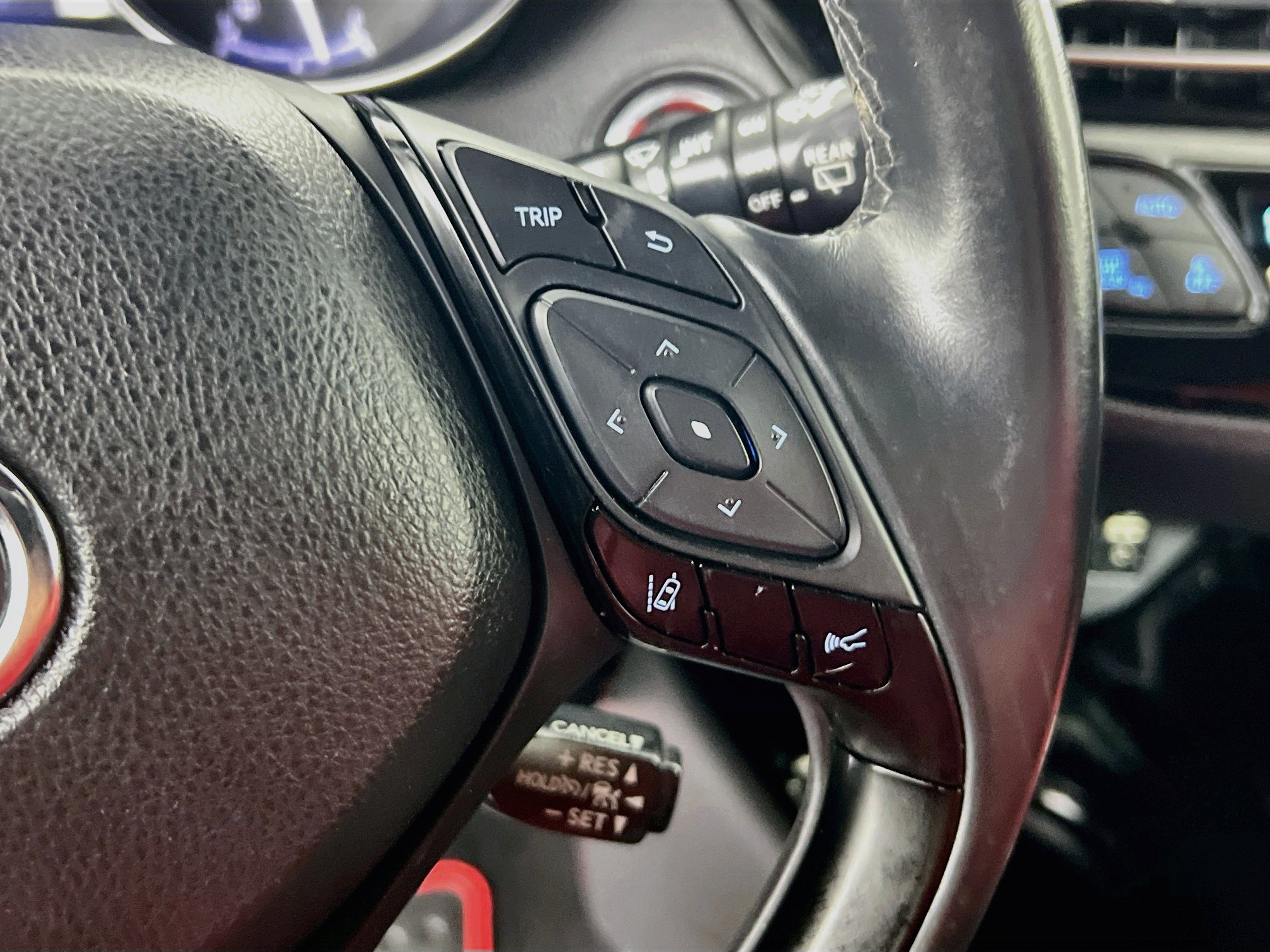 Used 2019 Toyota C-HR XLE FWD image 19