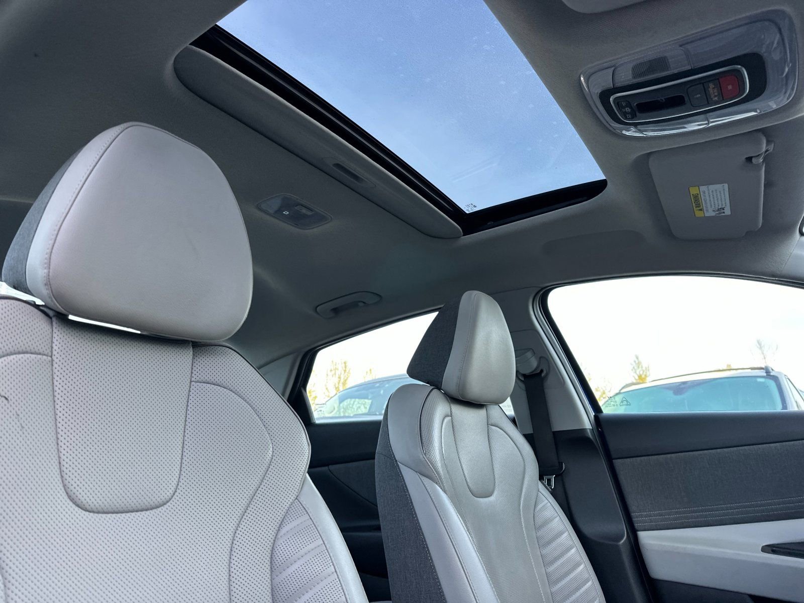 Used 2023 Hyundai Elantra Limited image 16