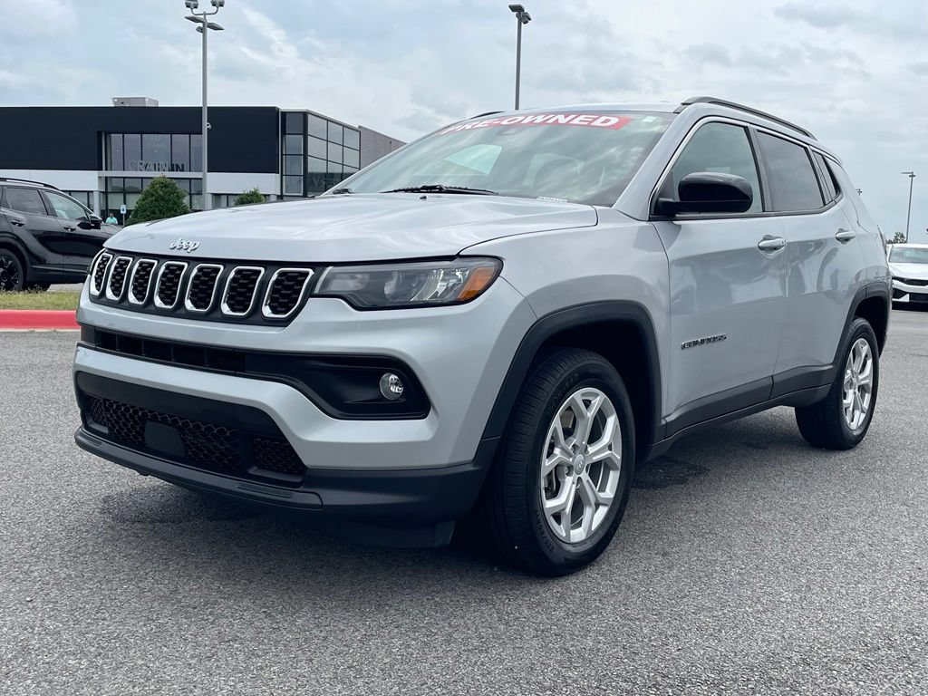 Used 2024 Jeep Compass Latitude AWD/4WD image 3