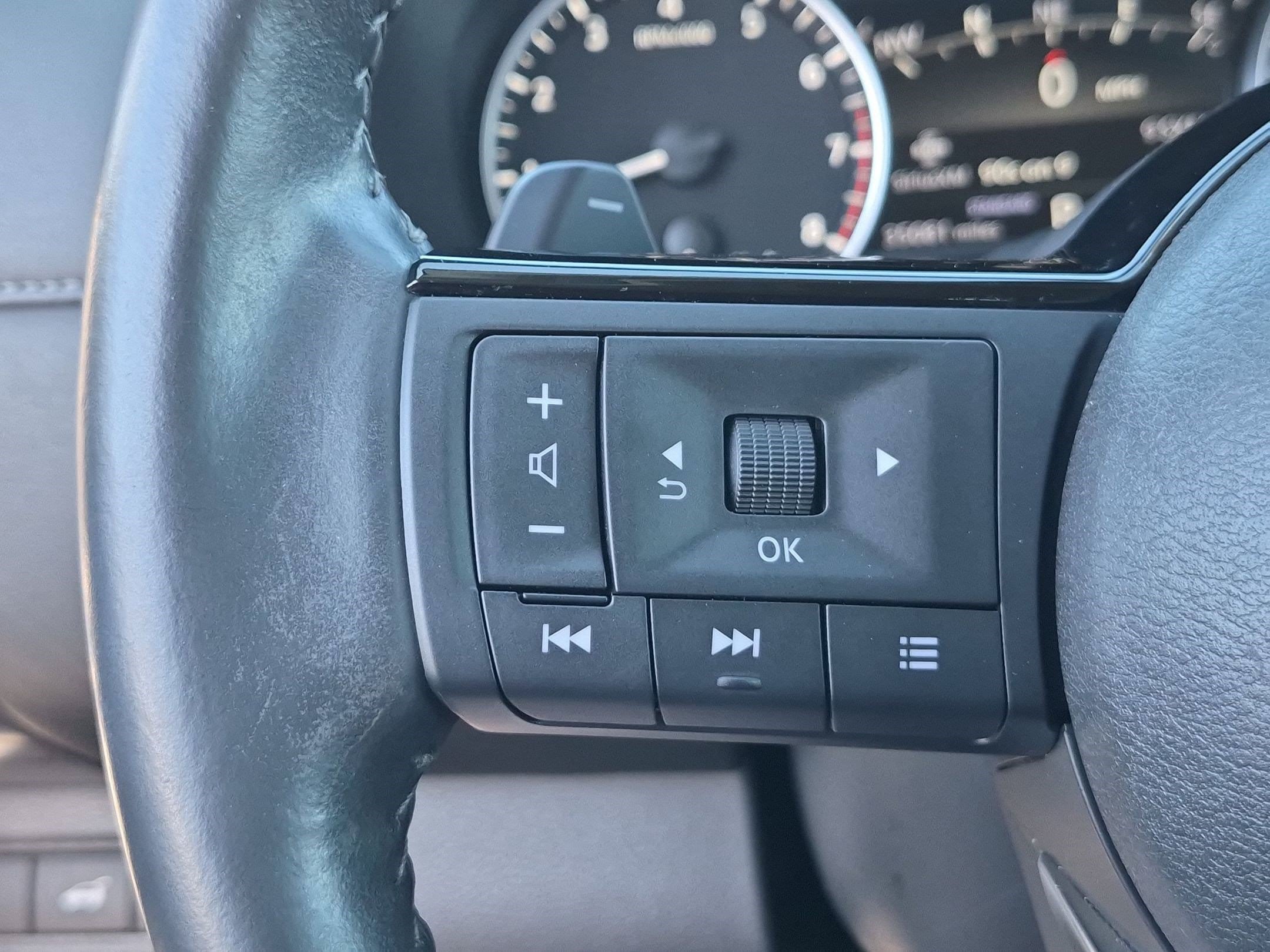 Used 2023 Nissan Pathfinder SL w/ Lighting Package (N92) FWD image 18
