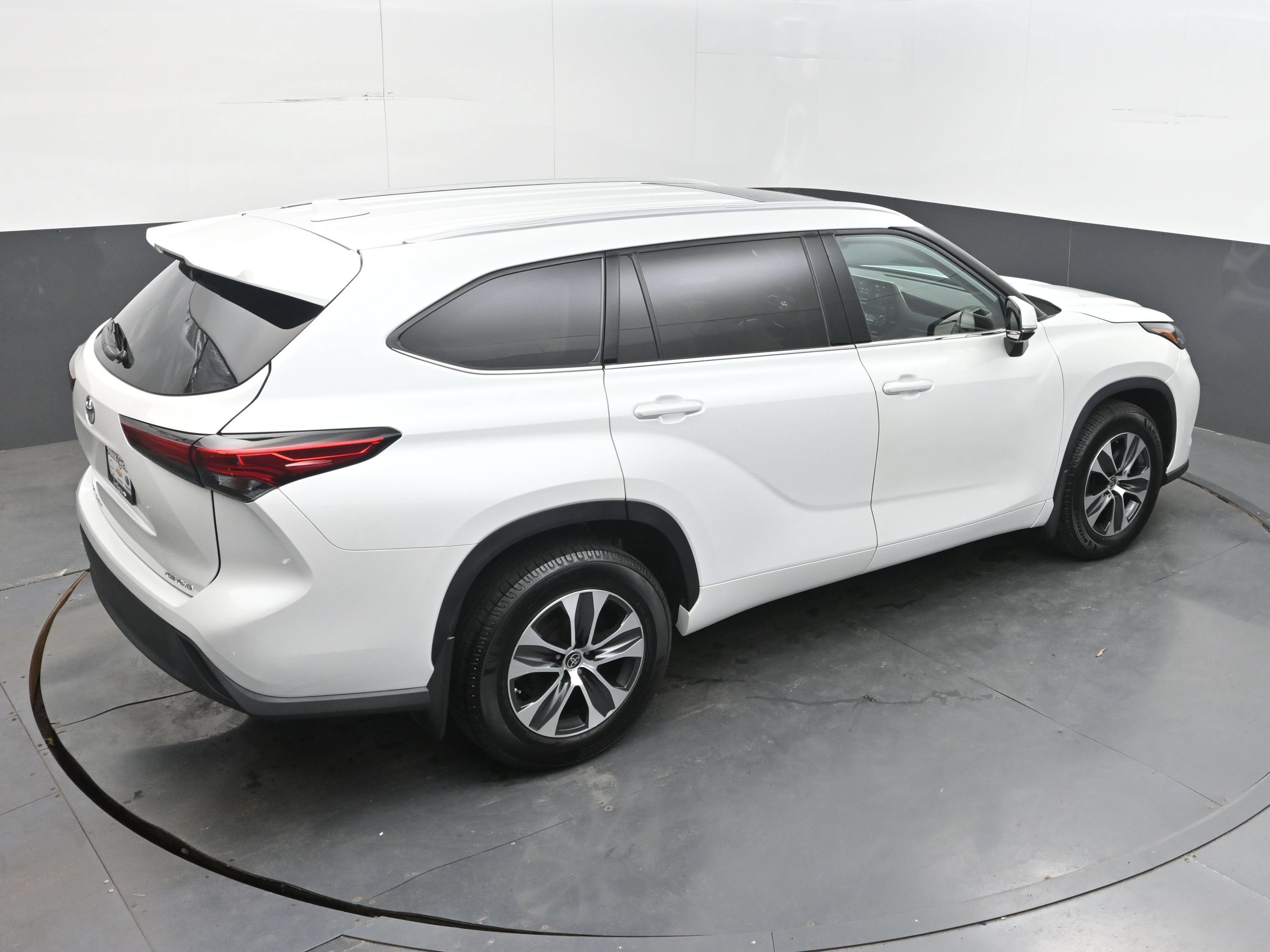 Used 2022 Toyota Highlander XLE AWD/4WD image 37