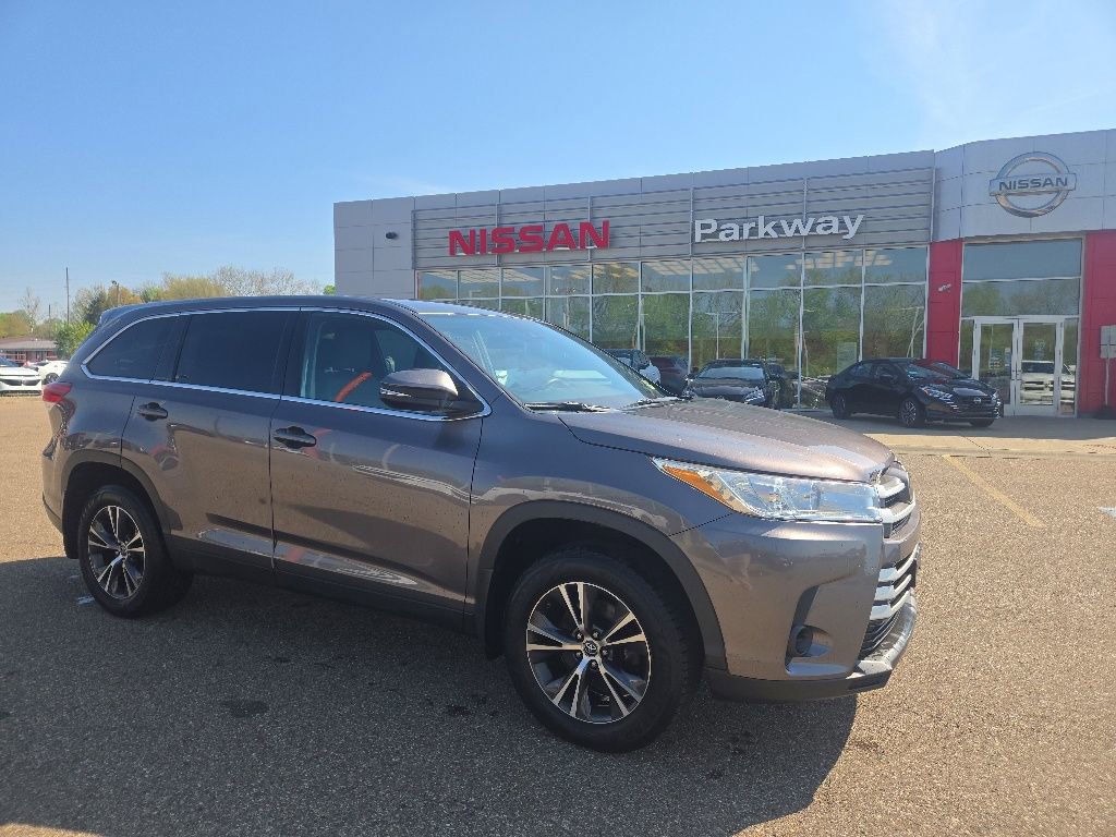 Used 2019 Toyota Highlander LE AWD/4WD image 1