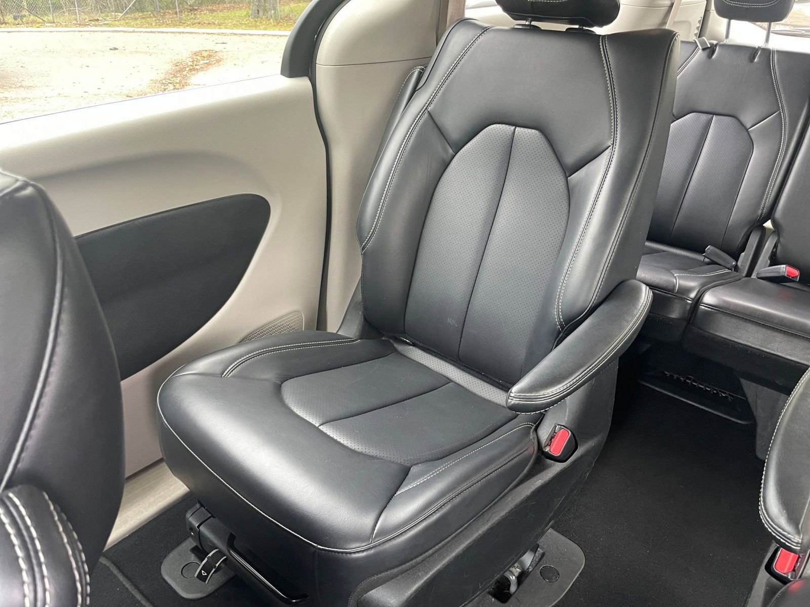 Used 2023 Chrysler Pacifica Touring-L image 39