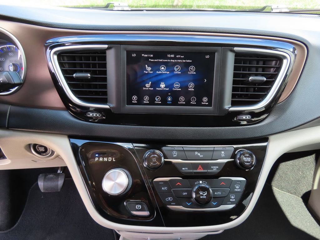 Used 2019 Chrysler Pacifica Touring Plus w/ Tire & Wheel Group FWD image 17