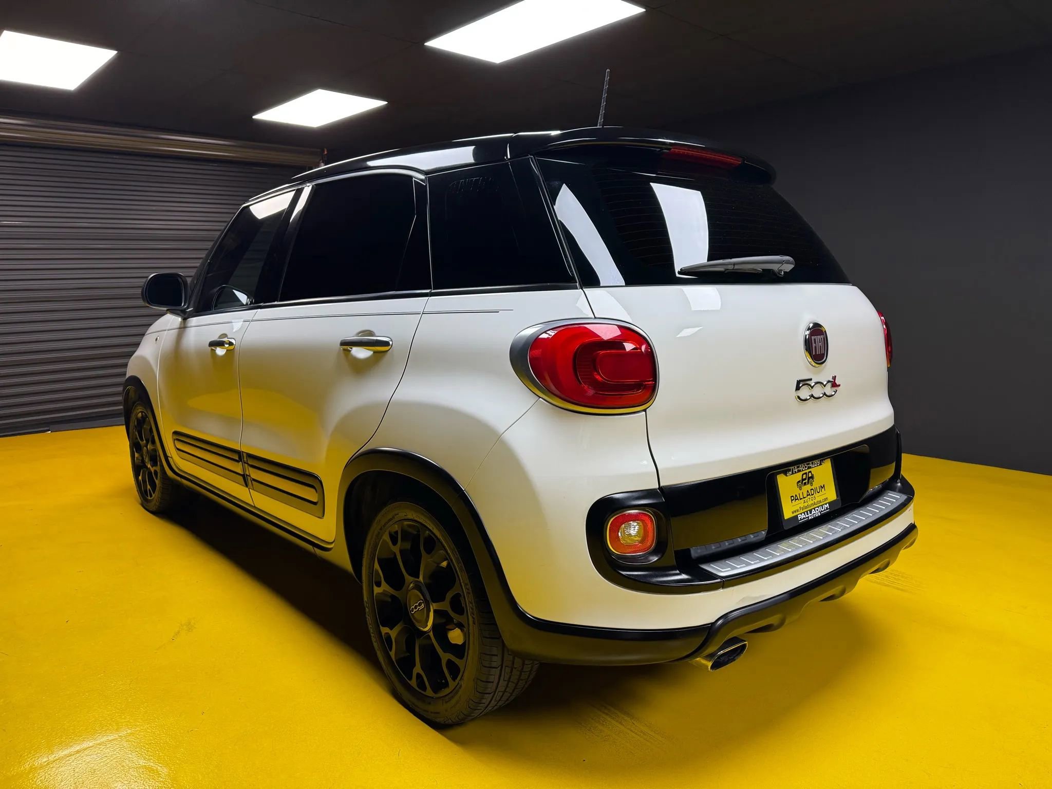 Used 2017 FIAT 500L Trekking w/ Dual-Pane Sunroof Package FWD image 10