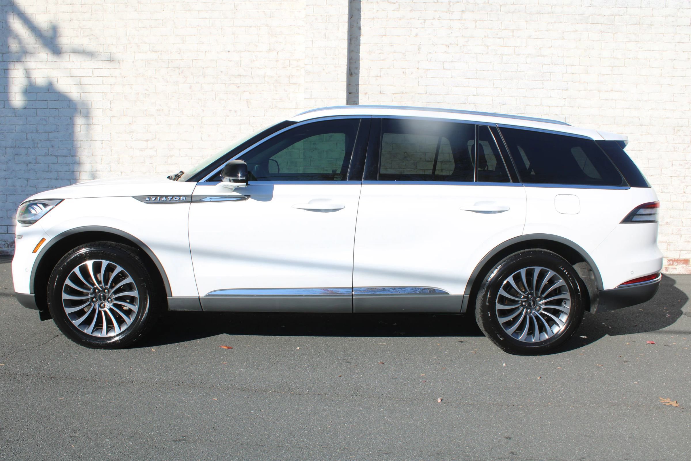 Used 2020 Lincoln Aviator Reserve w/ Equipment Group 201A image 2