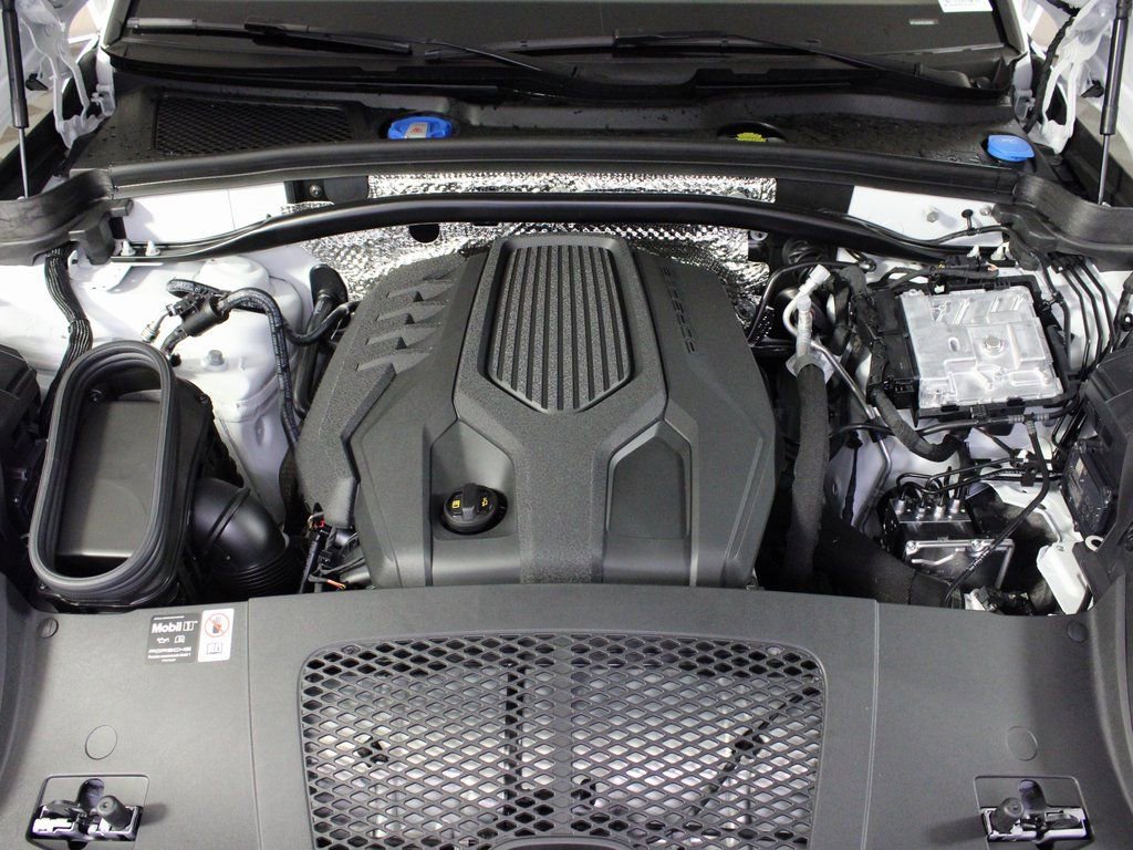 Certified 2025 Porsche Macan image 41