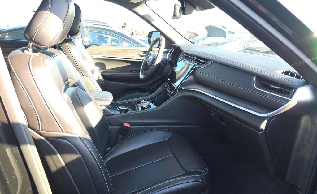 Used 2024 Jeep Grand Cherokee L Limited w/ Luxury Tech Group II image 7