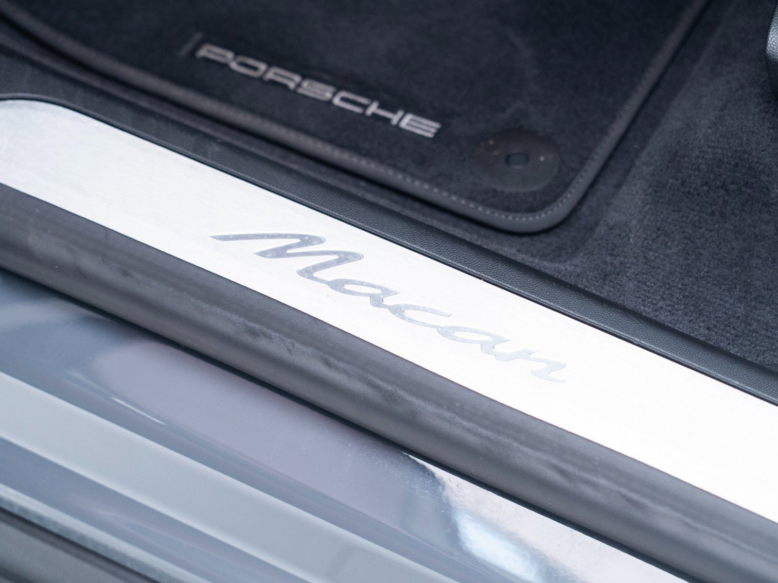 Certified 2025 Porsche Macan Electric image 15