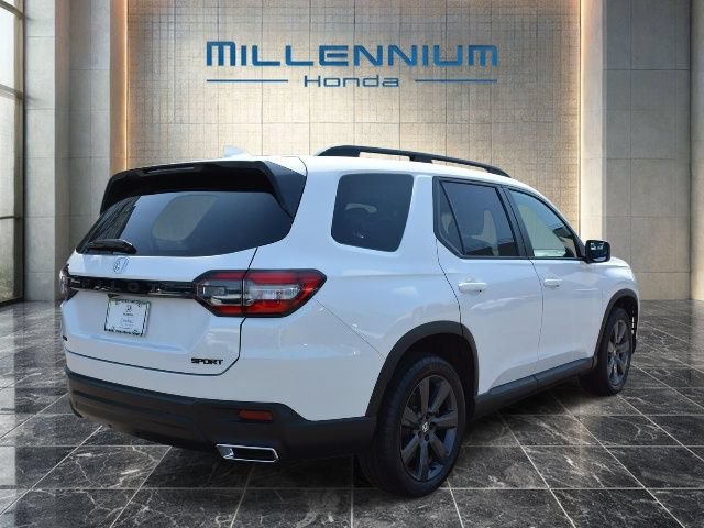 Used 2025 Honda Pilot Sport image 4