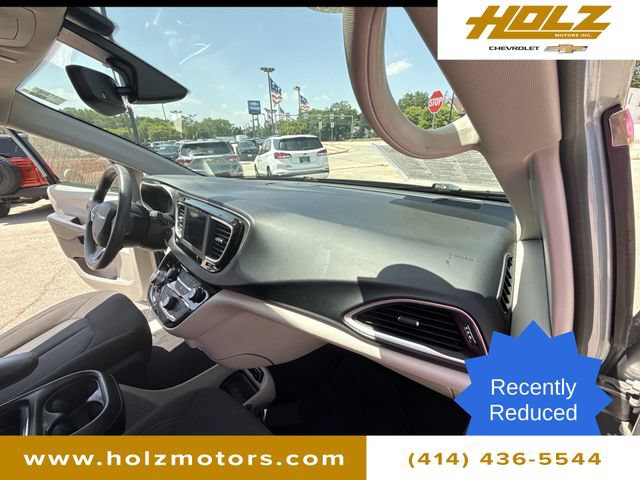 Used 2020 Chrysler Pacifica Touring FWD image 27