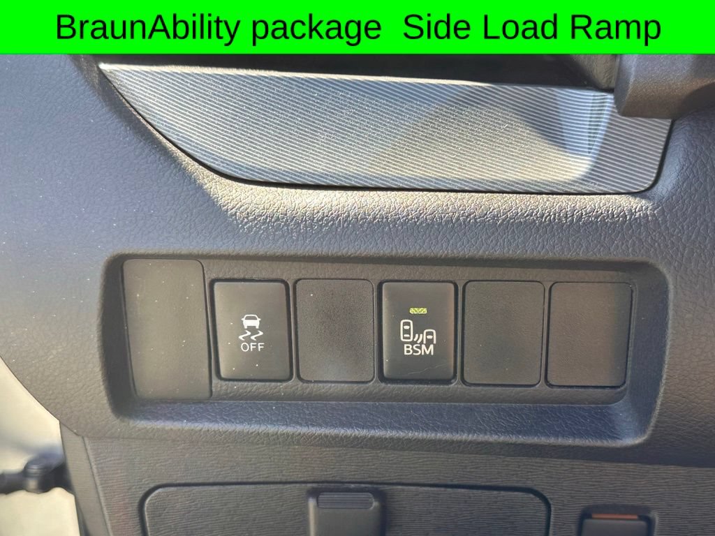 Used 2015 Toyota Sienna SE w/ SE Preferred Package FWD image 41