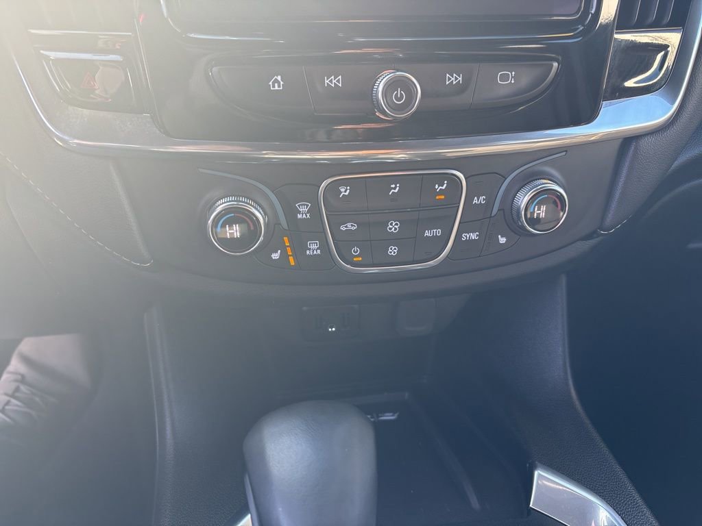Used 2023 Chevrolet Traverse LT w/ Rear Camera Mirror Package image 15
