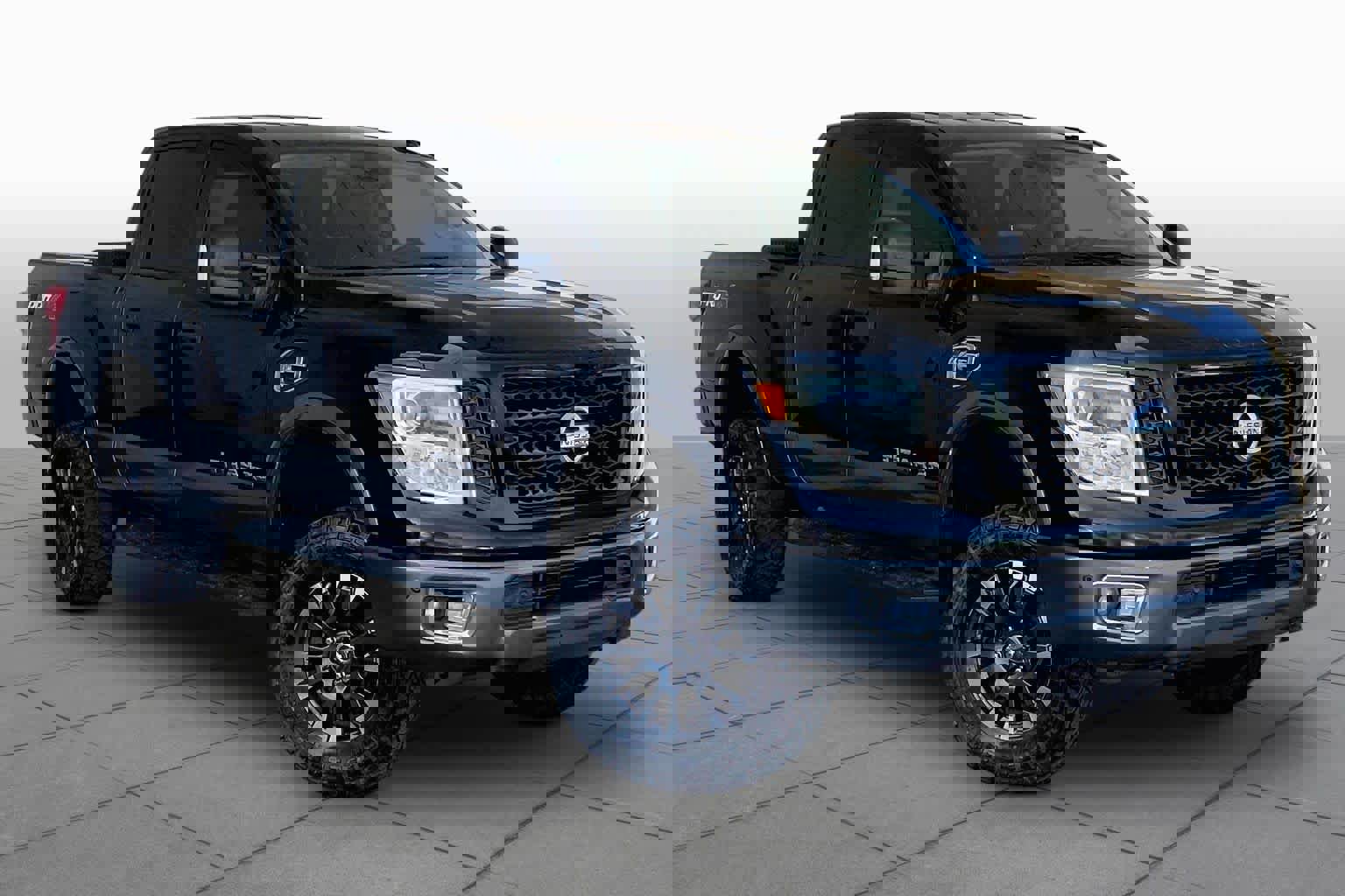 Used 2016 Nissan Titan PRO-4X image 3