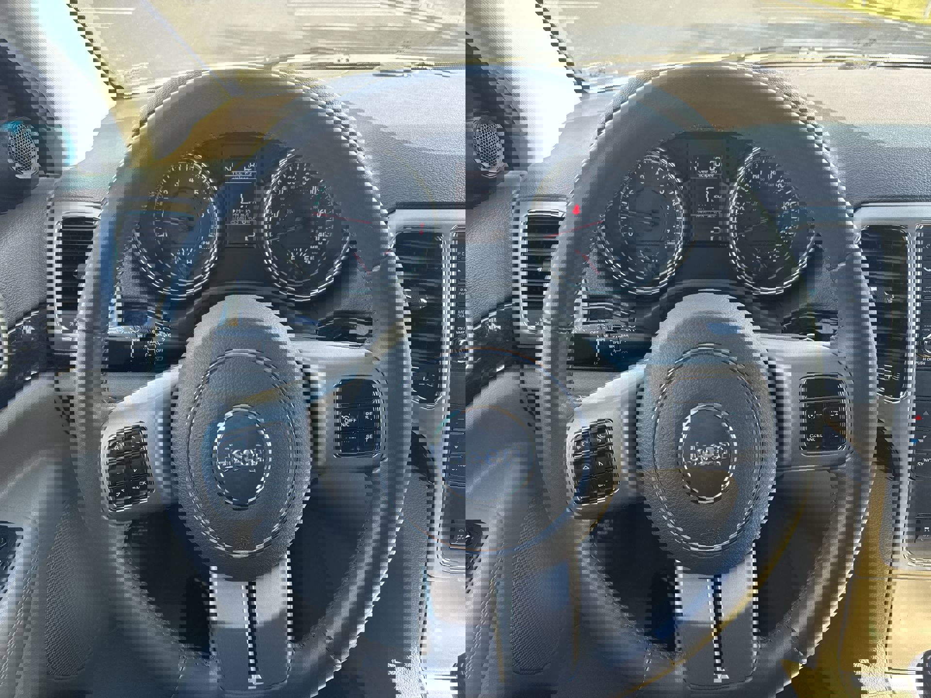 Used 2012 Jeep Grand Cherokee Laredo AWD/4WD image 14