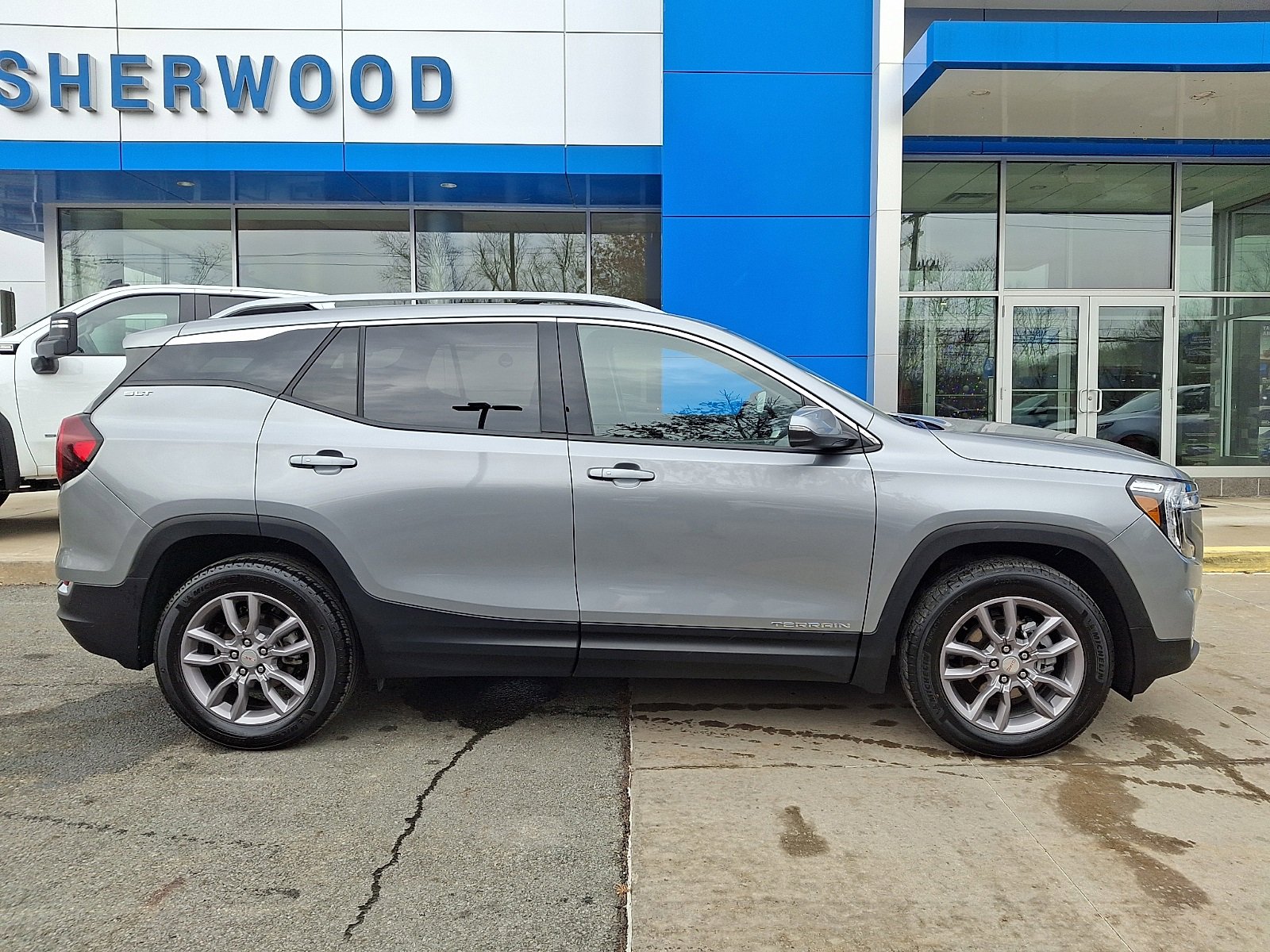 Used 2024 GMC Terrain SLT w/ Infotainment Package II image 7