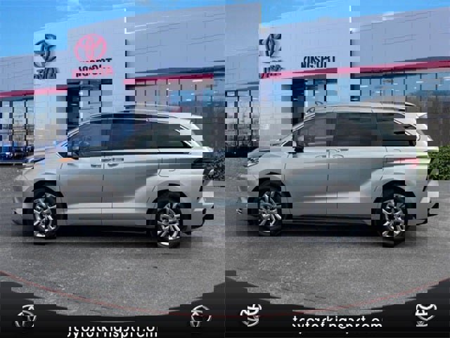 Used 2023 Toyota Sienna Platinum image 2