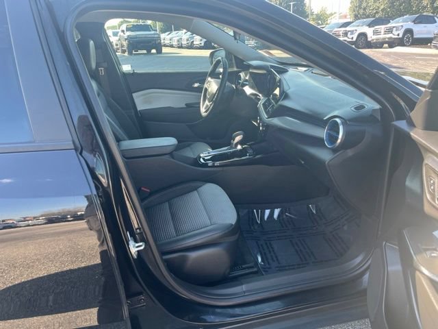 Used 2025 Chevrolet Trax LT w/ Driver Confidence Package FWD image 41