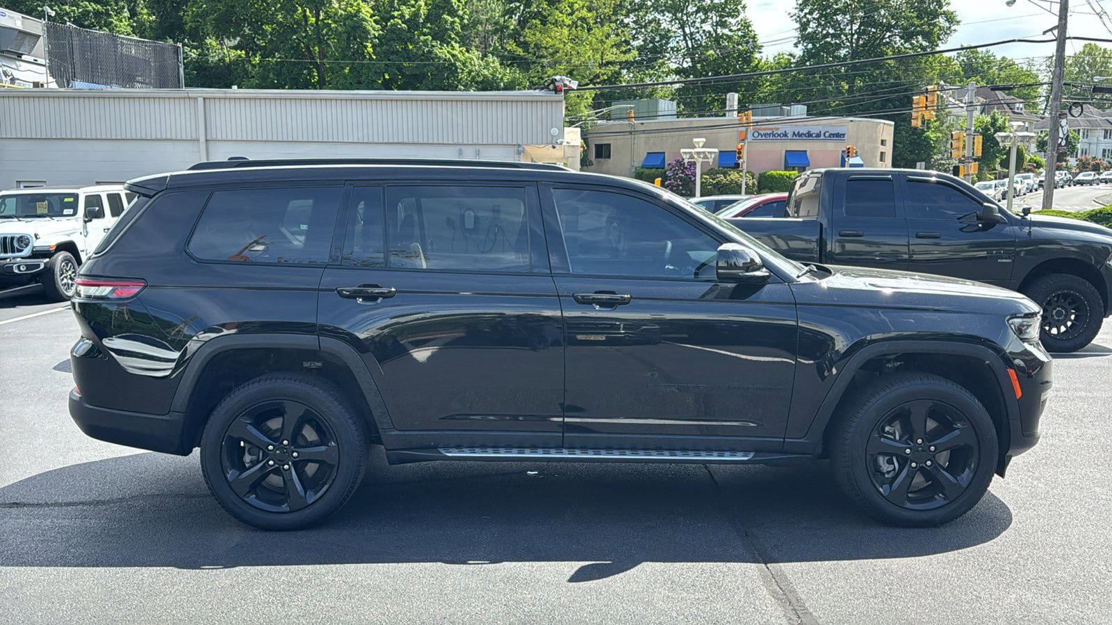 Certified 2025 Jeep Grand Cherokee L Limited w/ Black Appearance Package AWD/4WD image 9