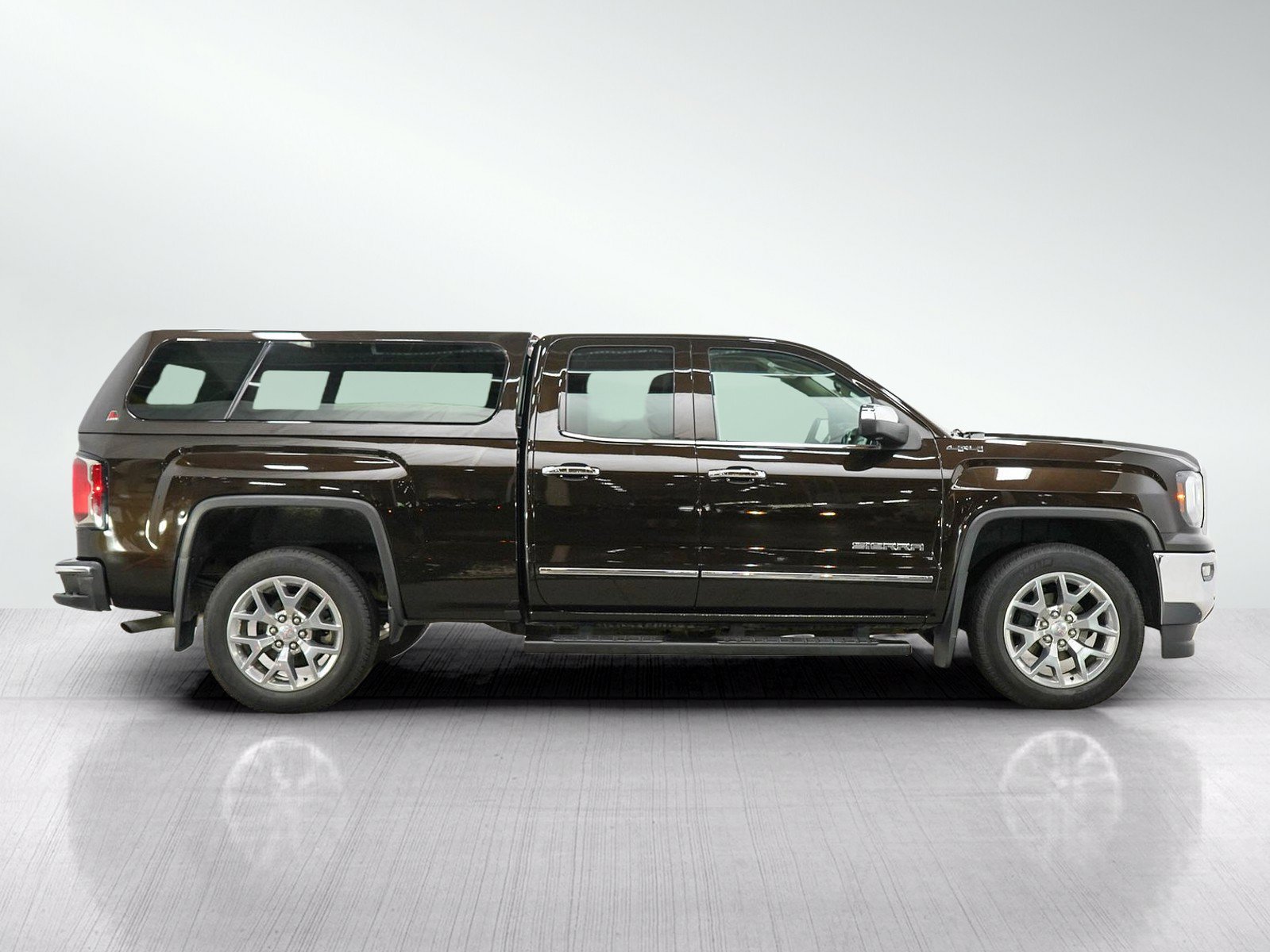 Used 2018 GMC Sierra 1500 SLT w/ SLT Preferred Package AWD/4WD image 6