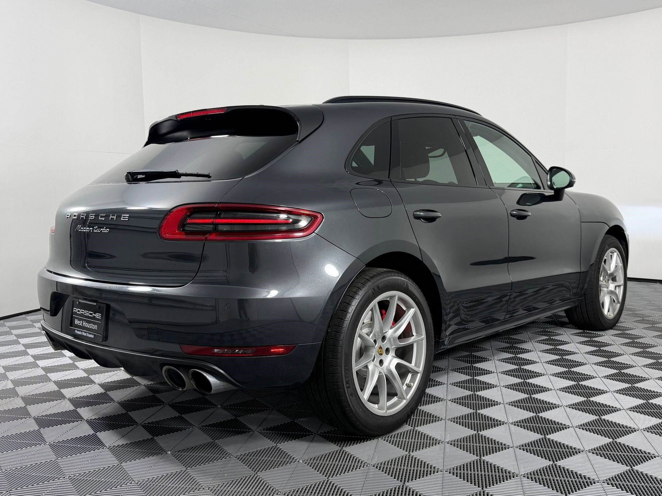 Used 2017 Porsche Macan Turbo image 9