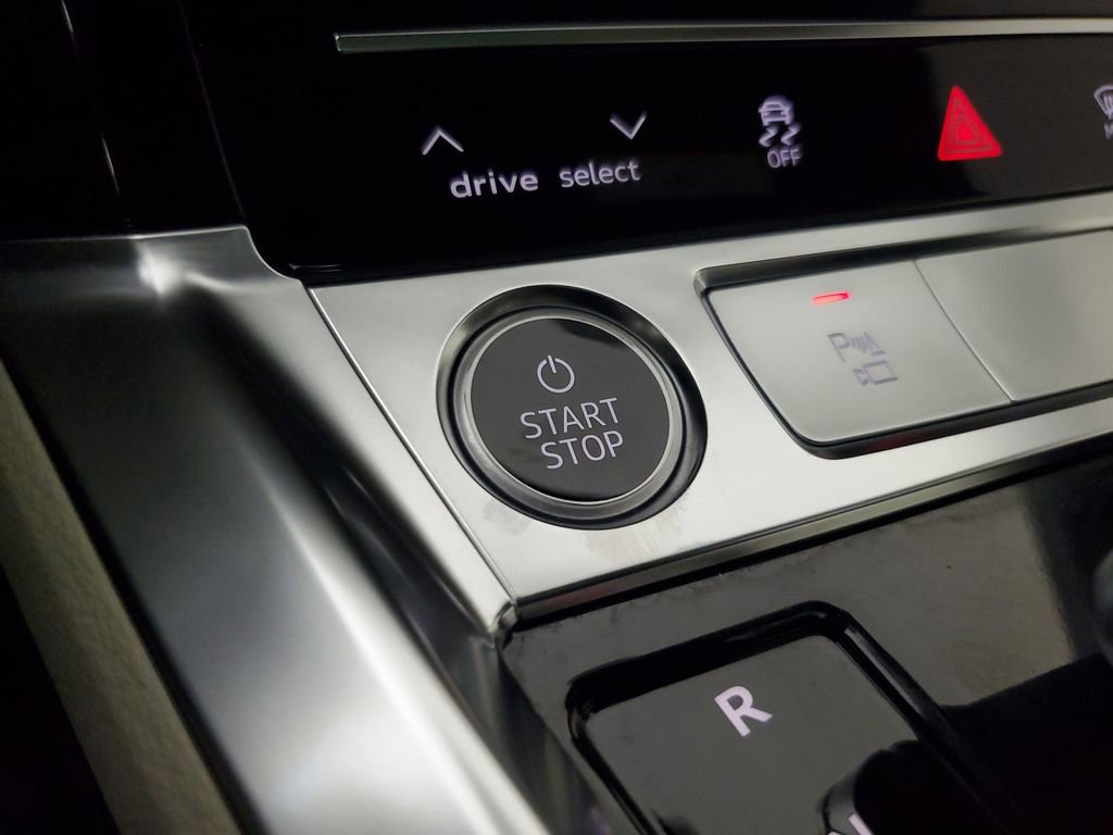 Used 2024 Audi Q8 e-tron Premium Plus image 32