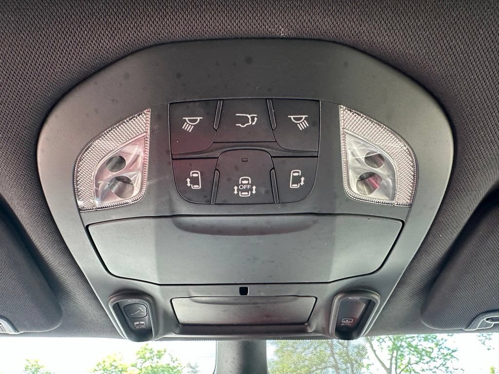 Used 2025 Chrysler Pacifica Limited FWD image 32