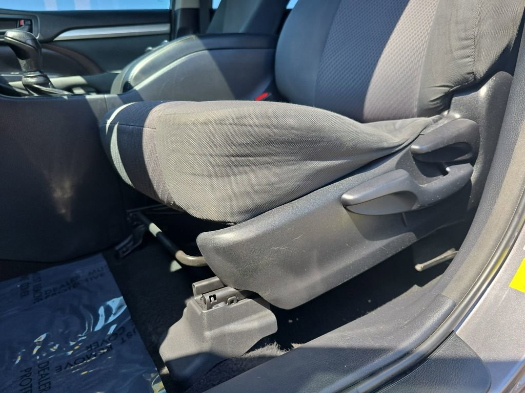 Used 2018 Toyota Highlander LE AWD/4WD image 29