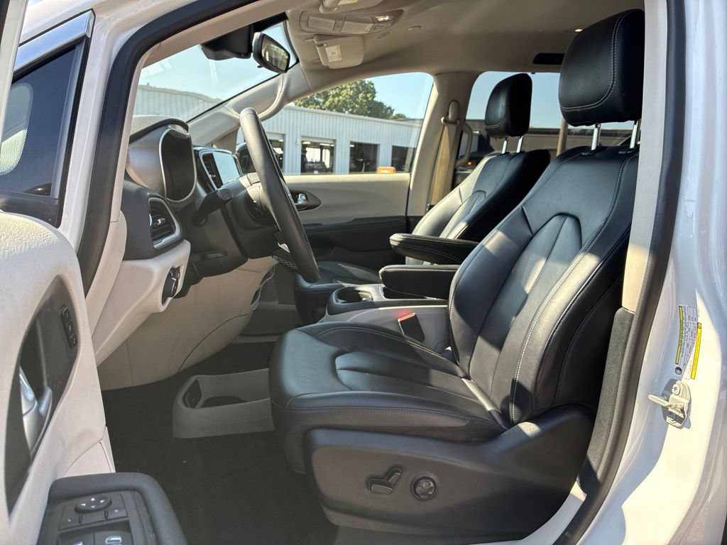 Used 2024 Chrysler Pacifica Touring-L FWD image 11