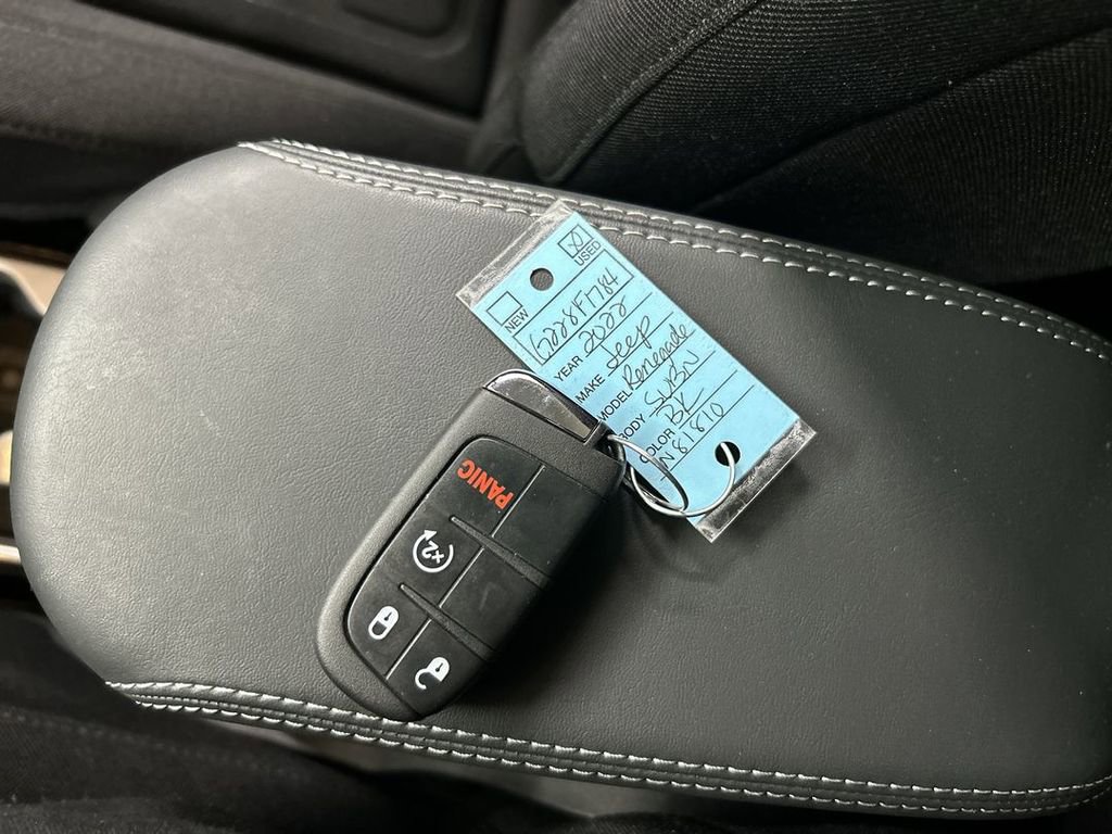 Certified 2022 Jeep Renegade Latitude w/ Convenience Group image 12