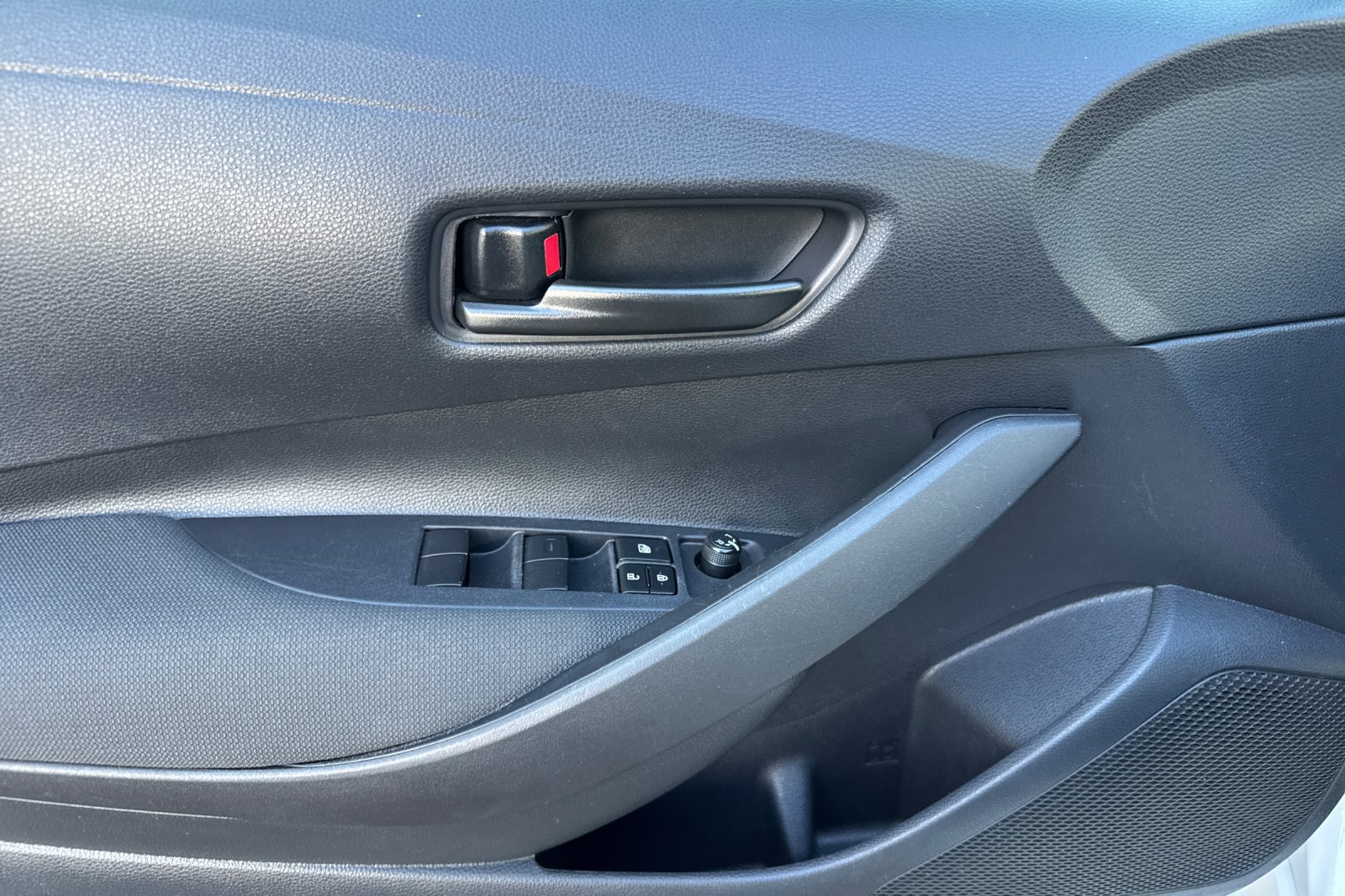 Used 2025 Toyota Corolla LE FWD image 11