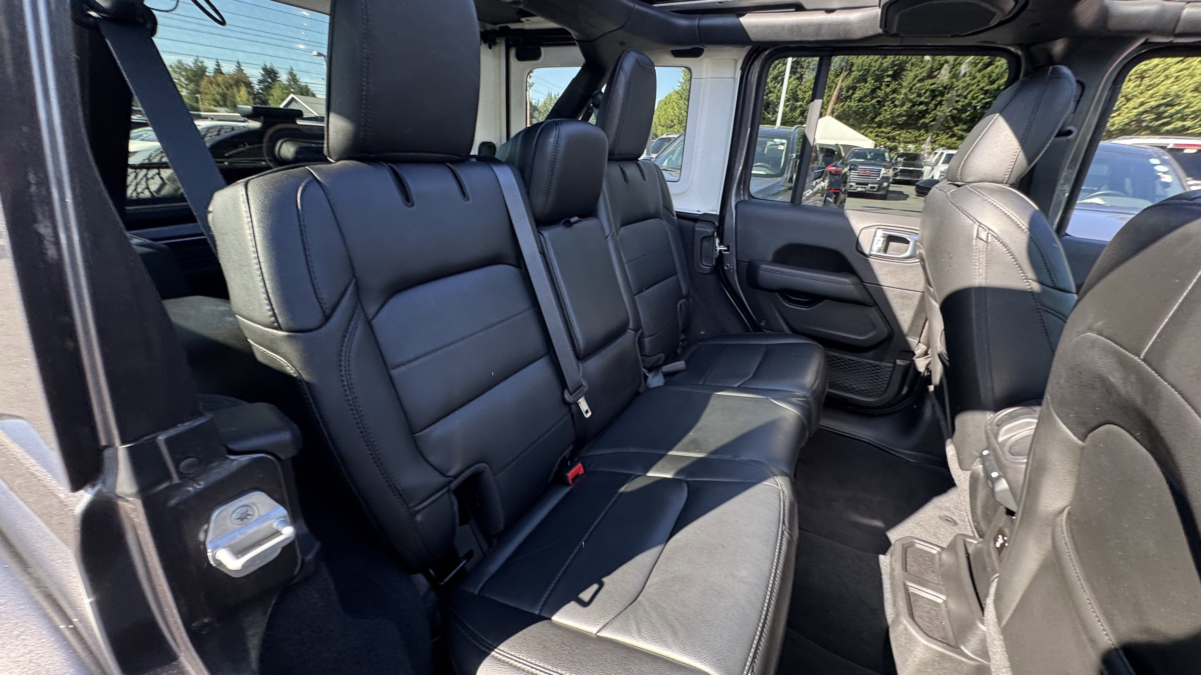 Used 2022 Jeep Wrangler Unlimited Sahara image 12