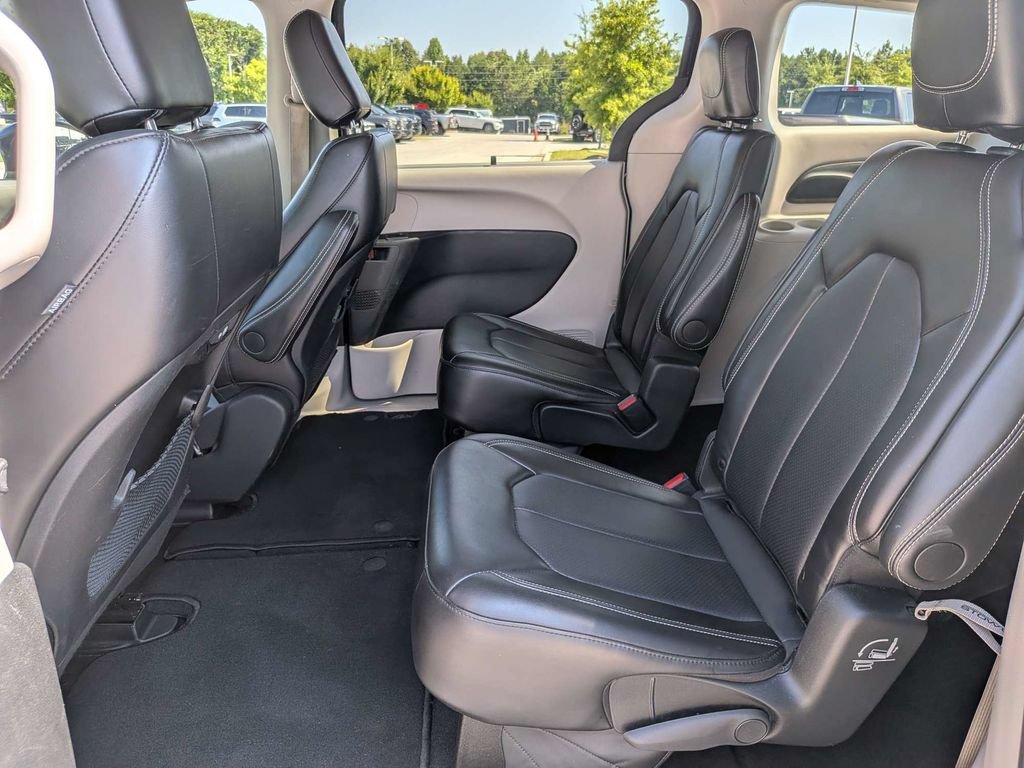 Used 2024 Chrysler Pacifica Touring-L FWD image 14