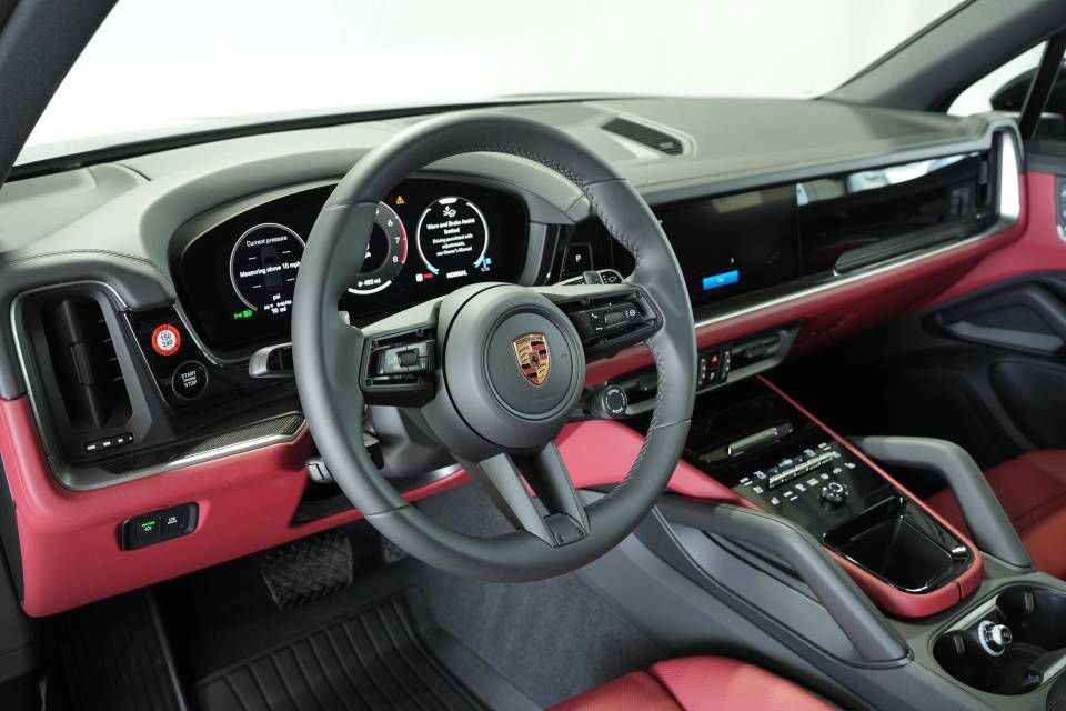 Certified 2025 Porsche Cayenne image 4