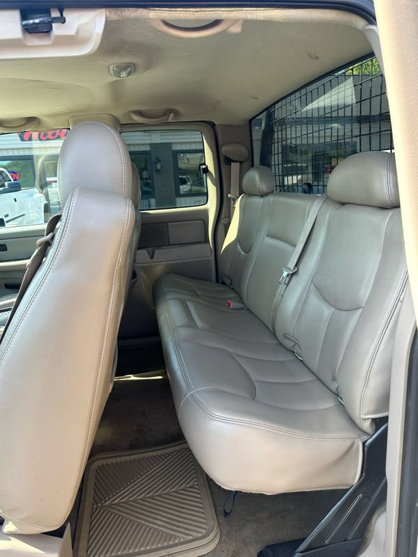 Used 2006 Chevrolet Silverado 2500 LT w/ Heavy-Duty Power Package AWD/4WD image 9