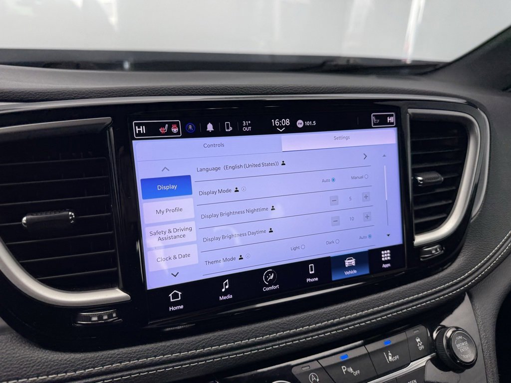 Used 2023 Chrysler Pacifica Touring image 29