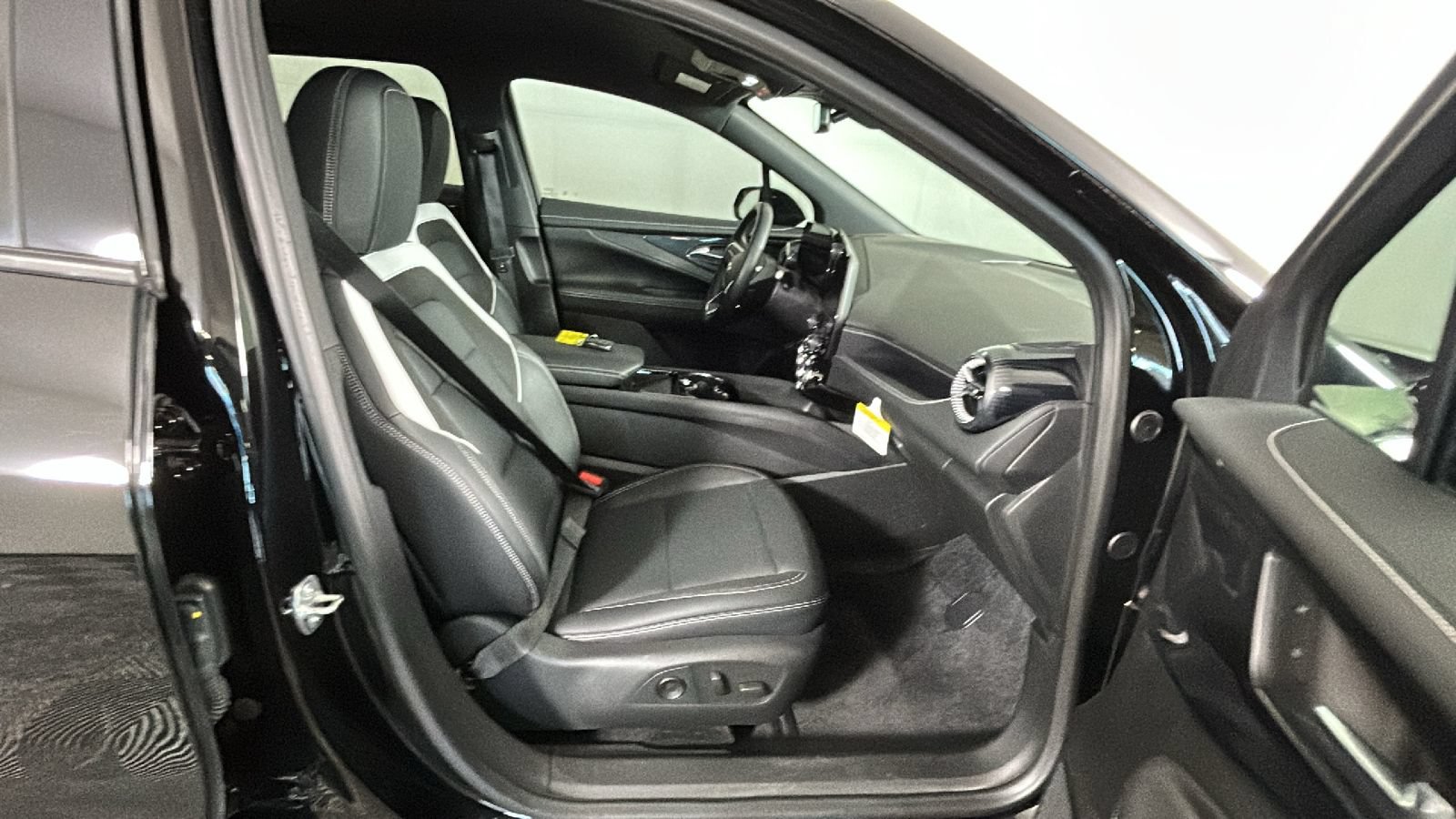 Used 2024 Chevrolet Blazer EV LT AWD/4WD image 36