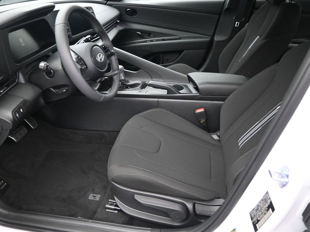 Used 2025 Hyundai Elantra Sport image 9