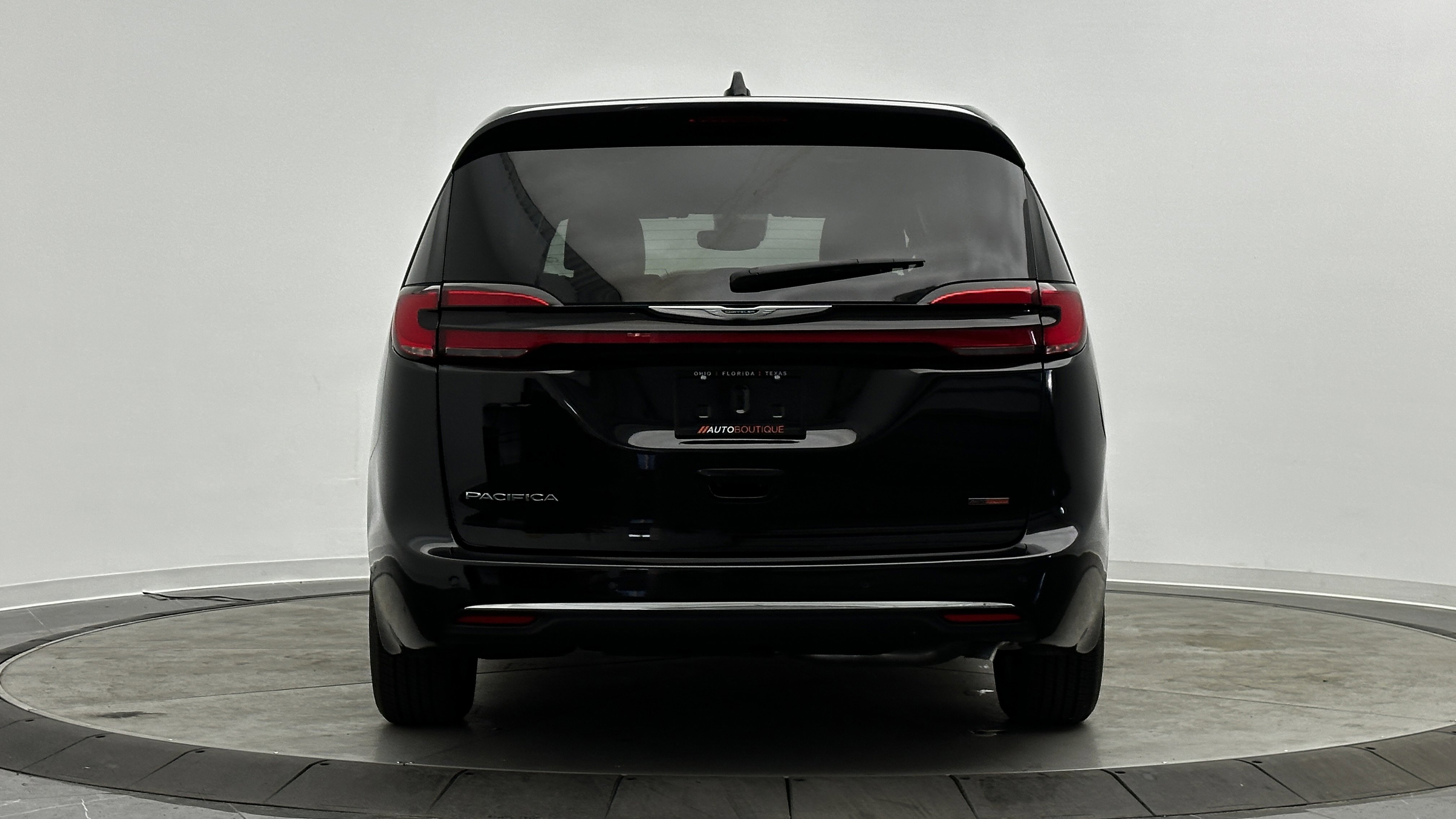 Used 2025 Chrysler Pacifica Select image 6