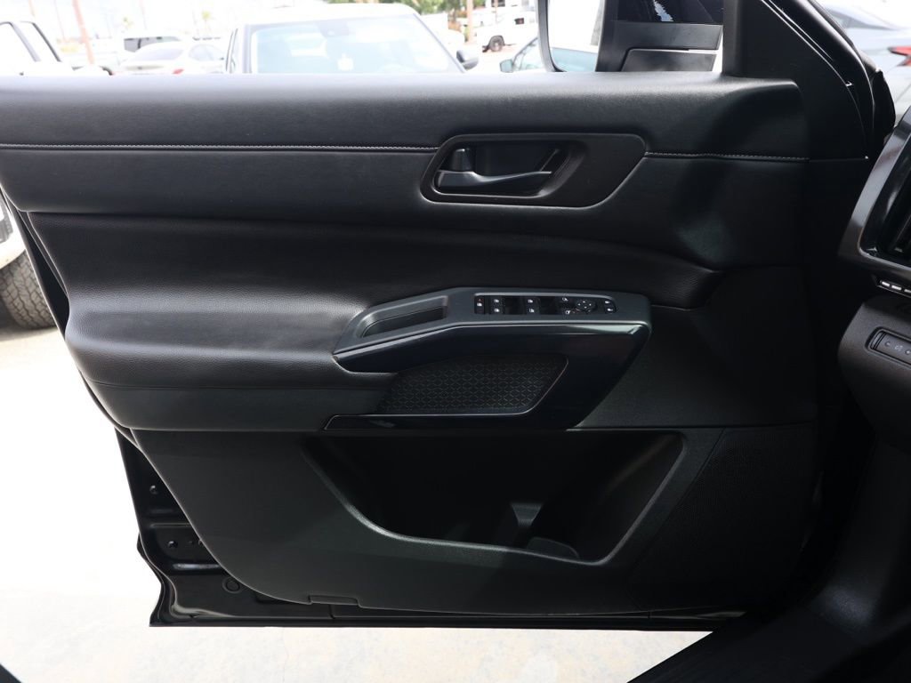 Used 2025 Nissan Pathfinder S w/ Cargo Package image 23