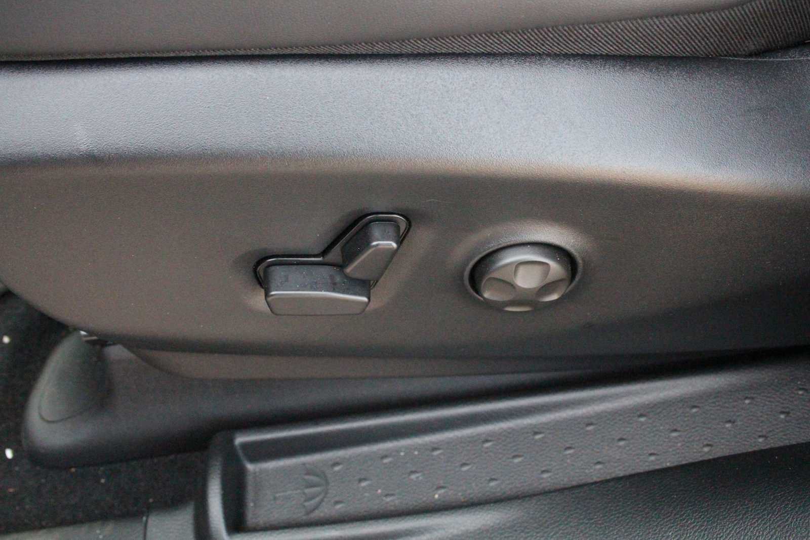 New 2025 Chrysler Pacifica Select AWD/4WD image 28