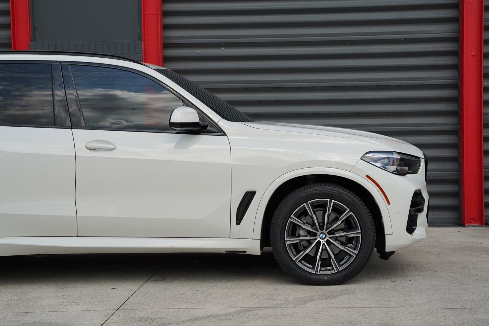 Used 2022 BMW X5 sDrive40i w/ M Sport Package RWD image 2
