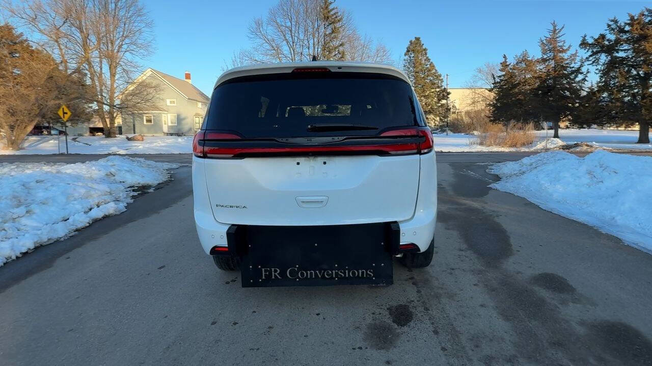 Used 2024 Chrysler Pacifica Touring image 3