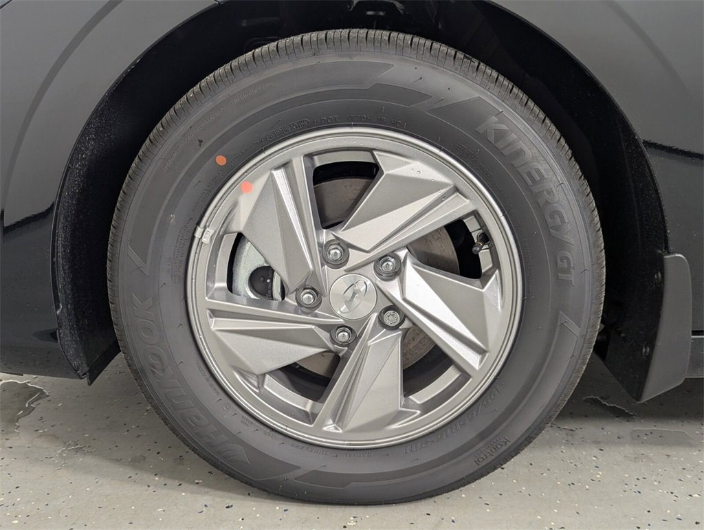 Certified 2025 Hyundai Elantra SE image 9