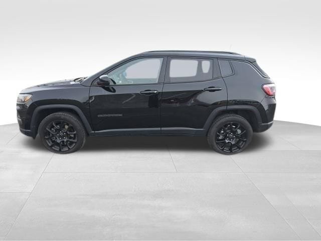 Used 2025 Jeep Compass Latitude w/ Altitude Special Edition AWD/4WD image 2