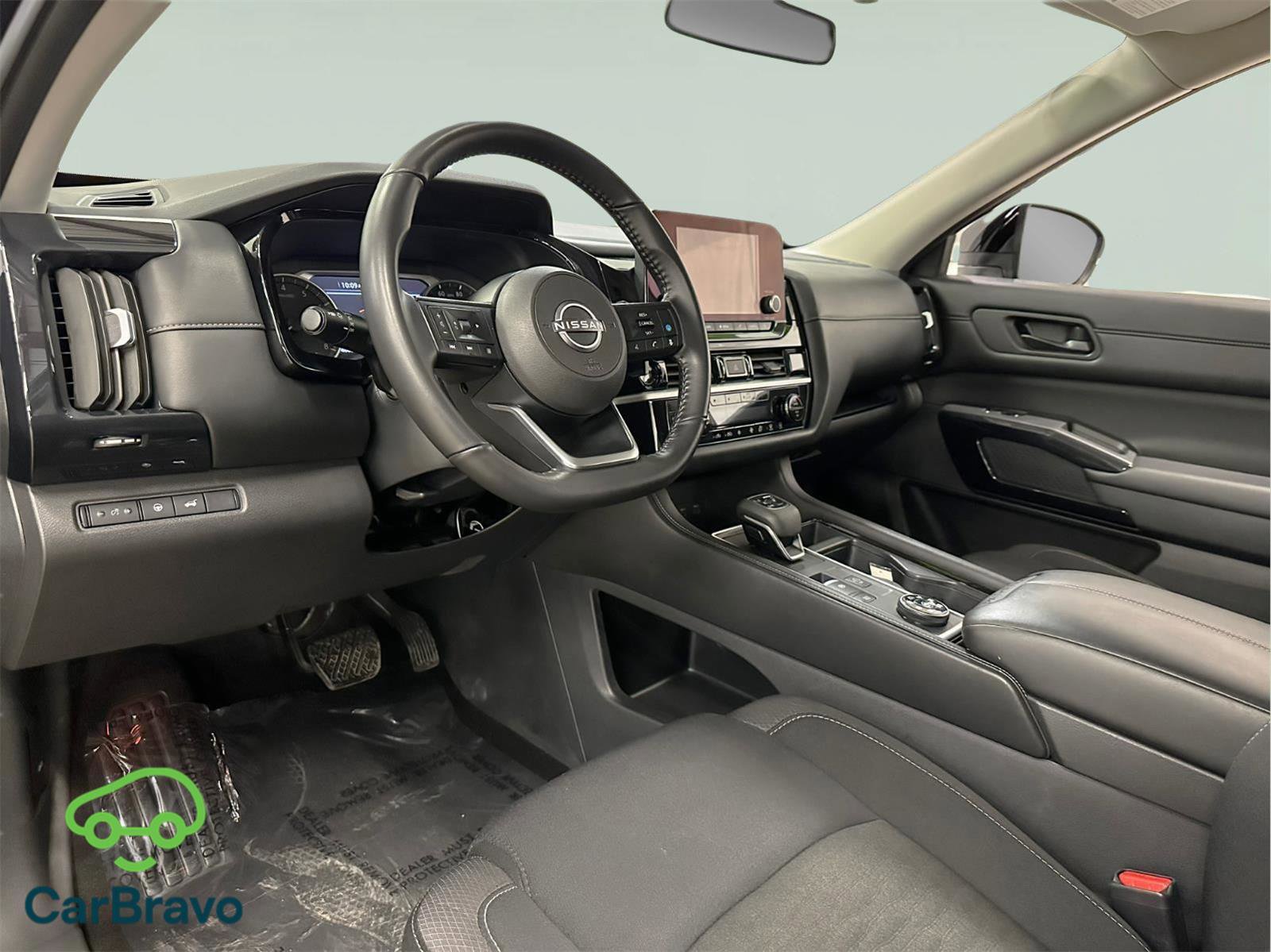 Used 2025 Nissan Pathfinder SV image 1