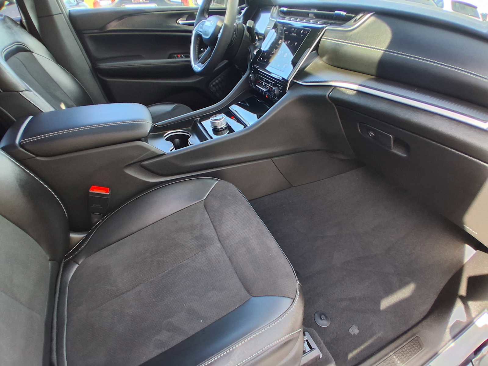 Used 2023 Jeep Grand Cherokee Altitude image 26