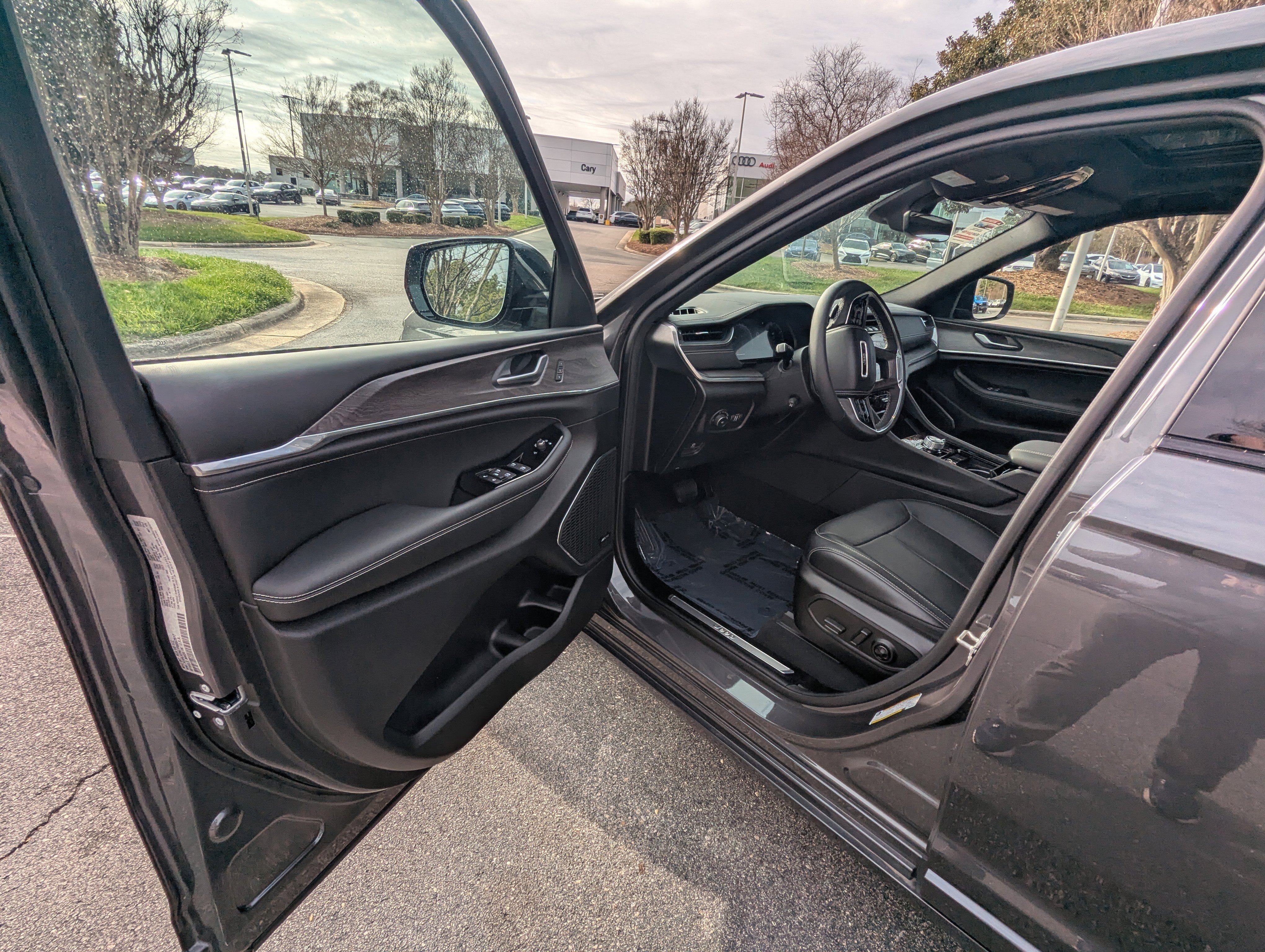 Certified 2024 Jeep Grand Cherokee L Overland w/ Trailer Tow Package image 8