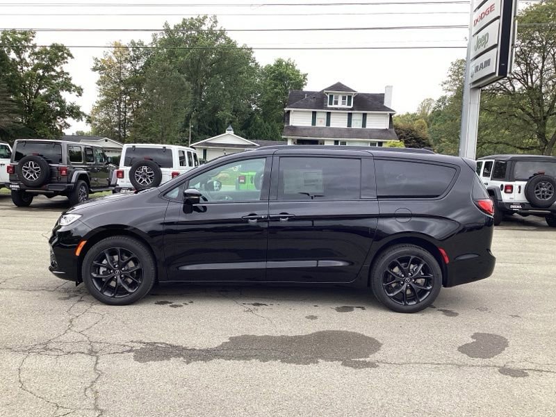 New 2026 Chrysler Pacifica Limited w/ S Appearance Package AWD/4WD image 4