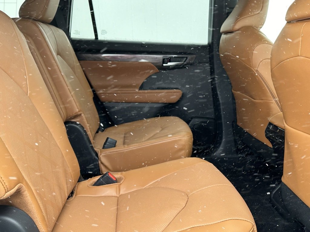 New 2026 Toyota Highlander Platinum image 16